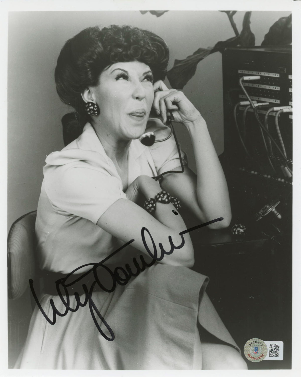 Lily Tomlin Rowan & Martin's Laugh-In Authentic Signed 8x10 Photo BAS #BL44493