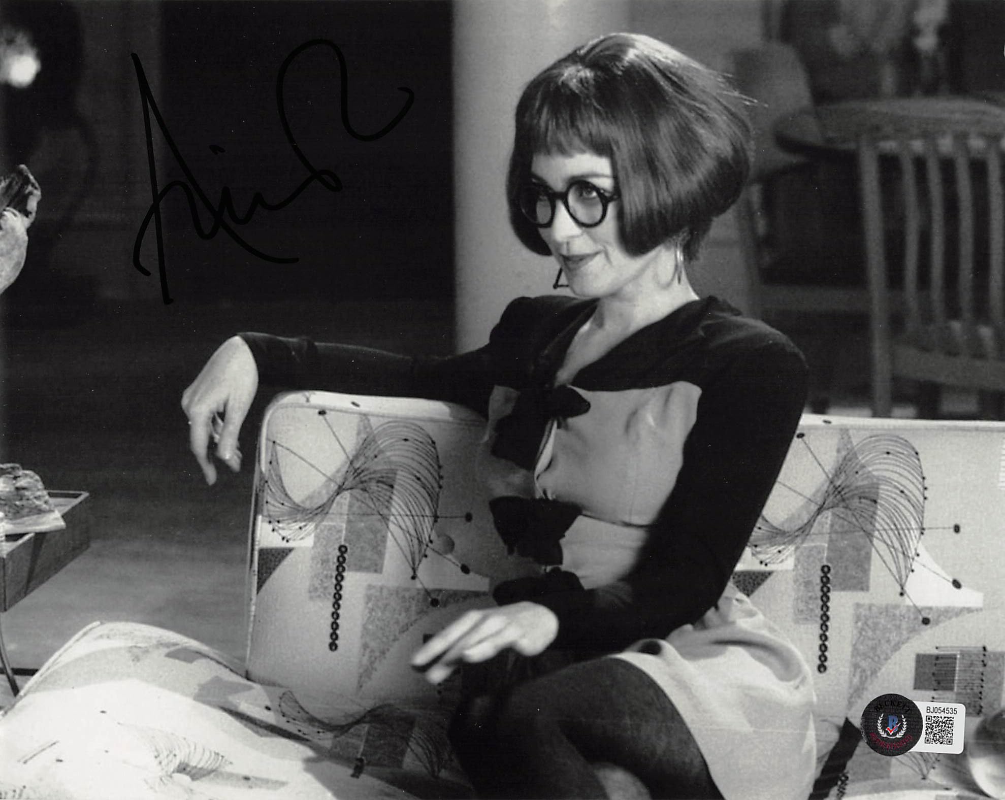Annie Potts Ghostbusters Signed 8x10 Horizontal Photo w/ Black Sig BAS 6