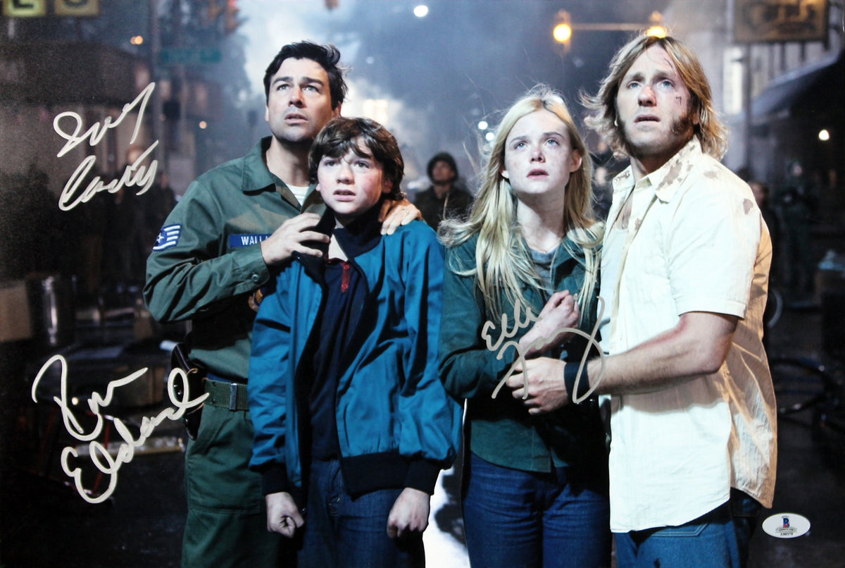 Super 8 Joel Courtney, Elle Fanning, Ron Eldard Signed 12x18 Photo BAS #A00379