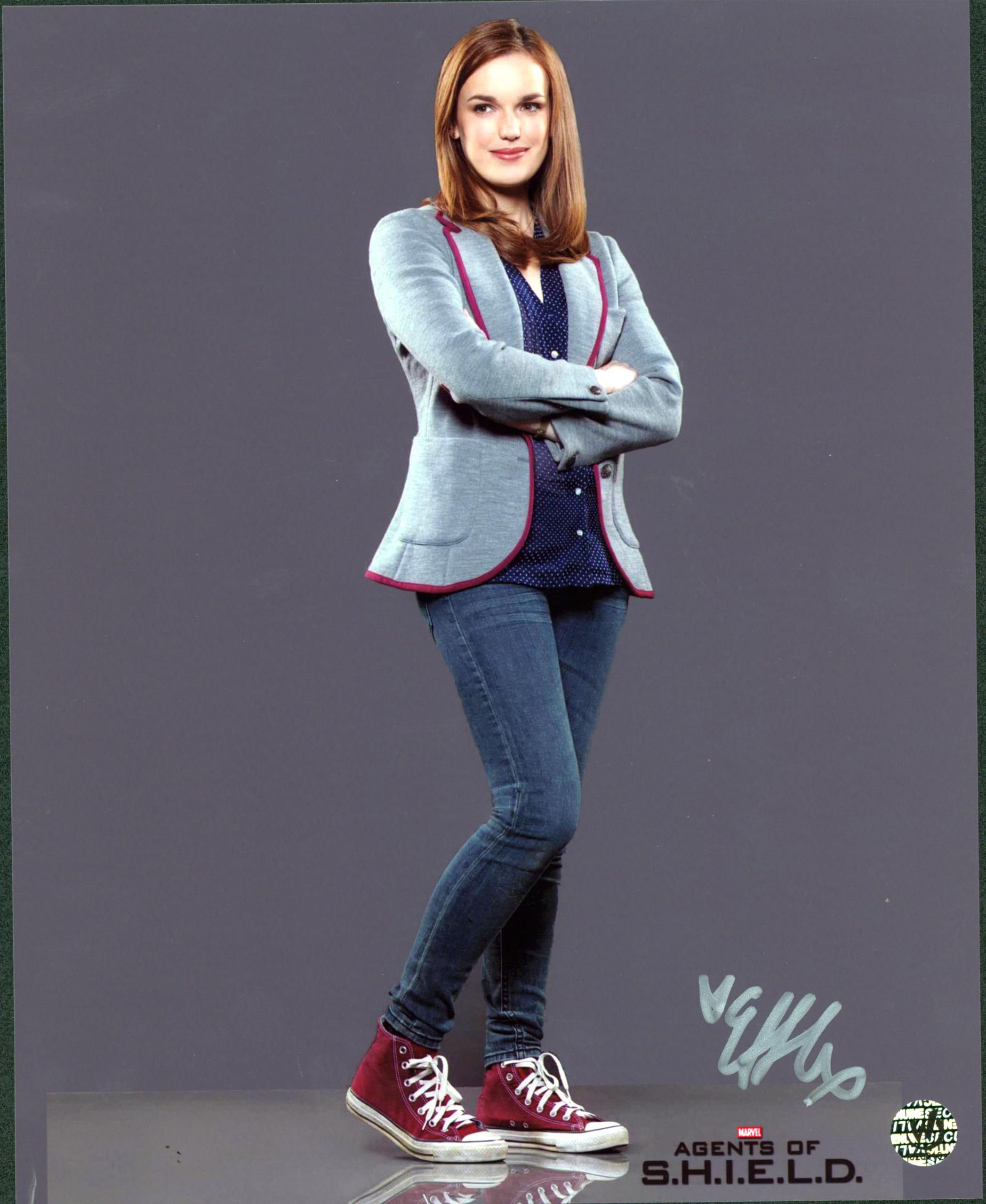 Elizabeth Henstridge Marvel's Agents of SHIELD Signed 8x10 Photo Wizard World 2
