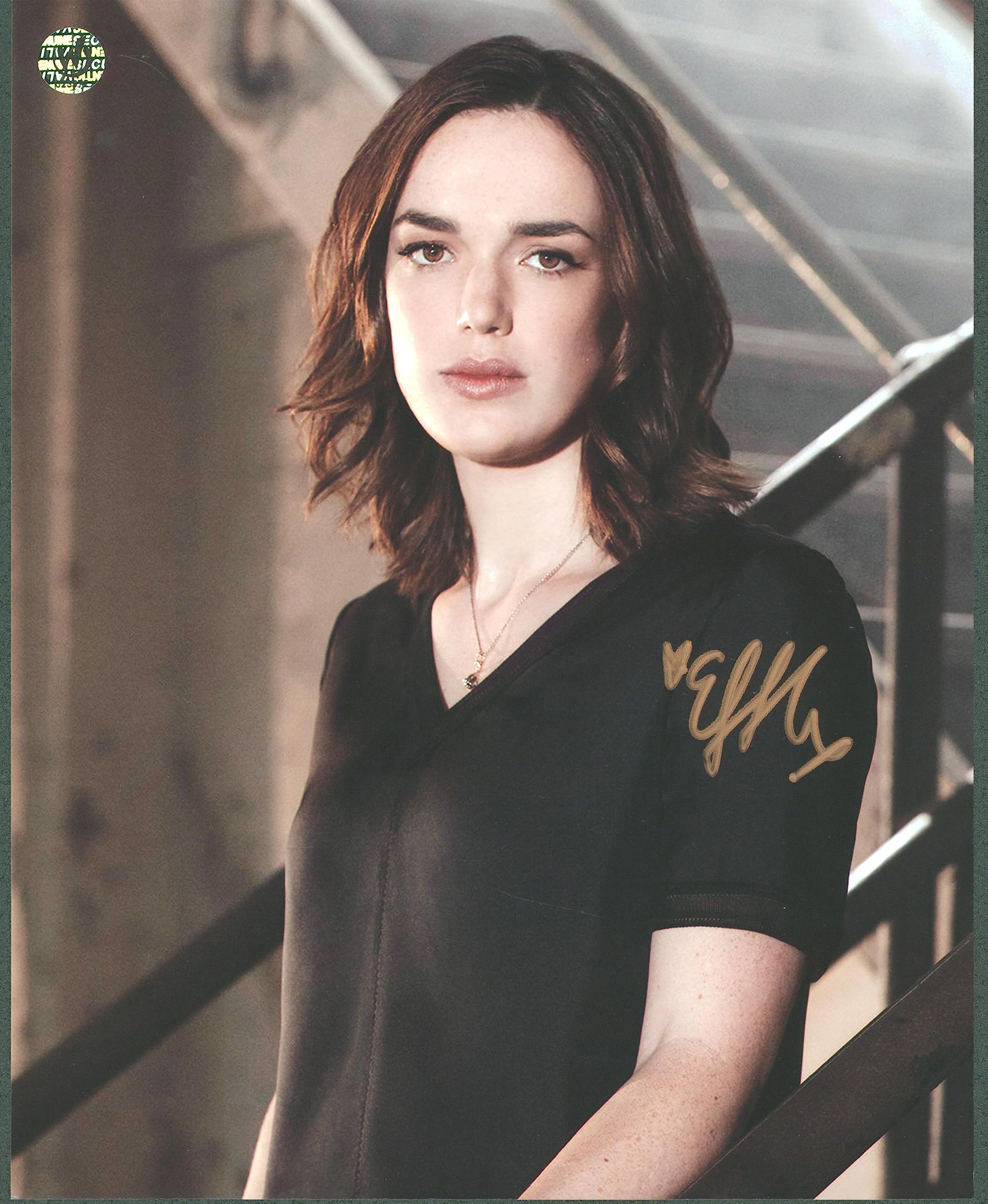 Elizabeth Henstridge Marvel's Agents of SHIELD Signed 8x10 Photo Wizard World 14