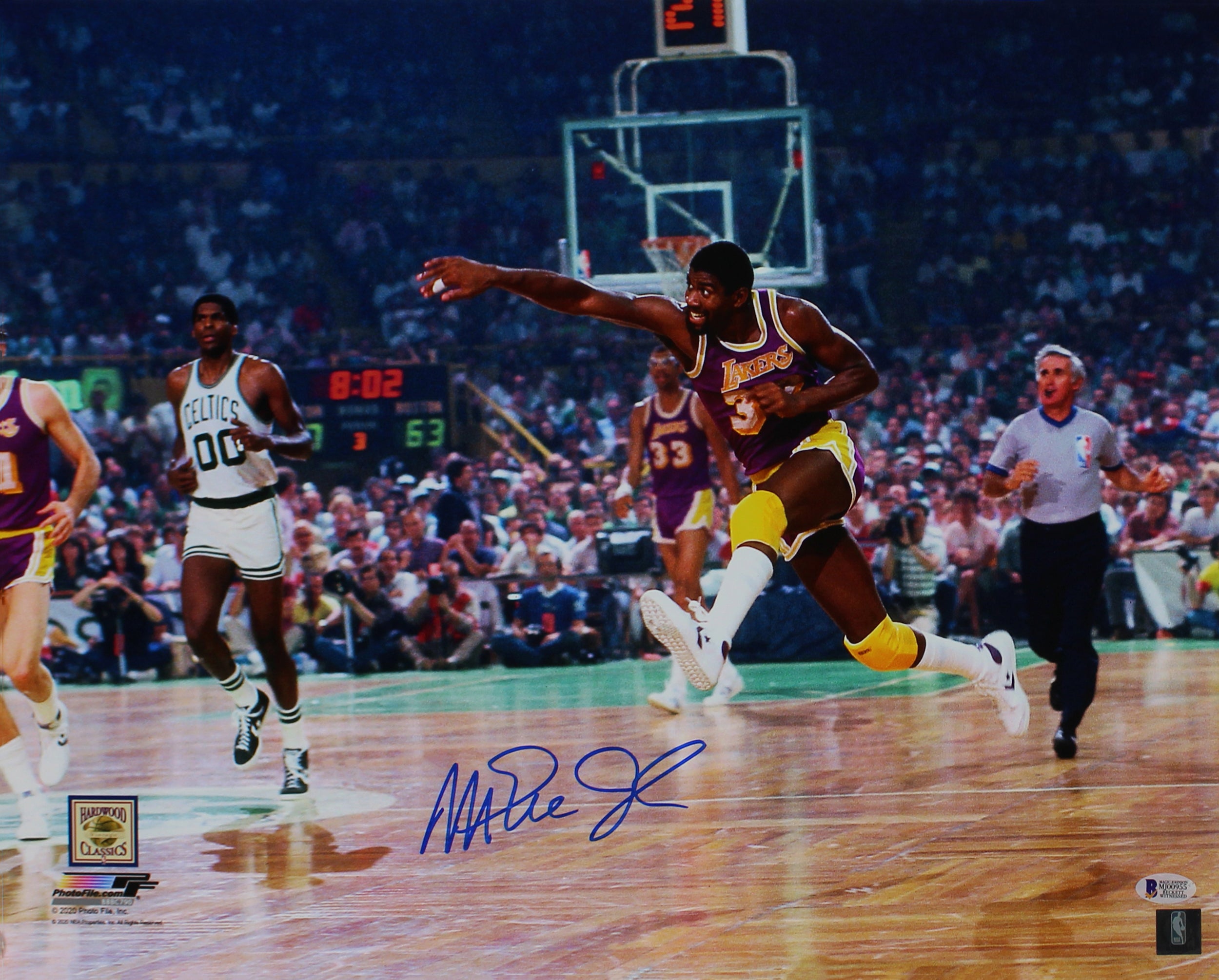 Lakers Magic Johnson Signed 16x20 Horizontal Jump Pass Photo BAS Witnessed