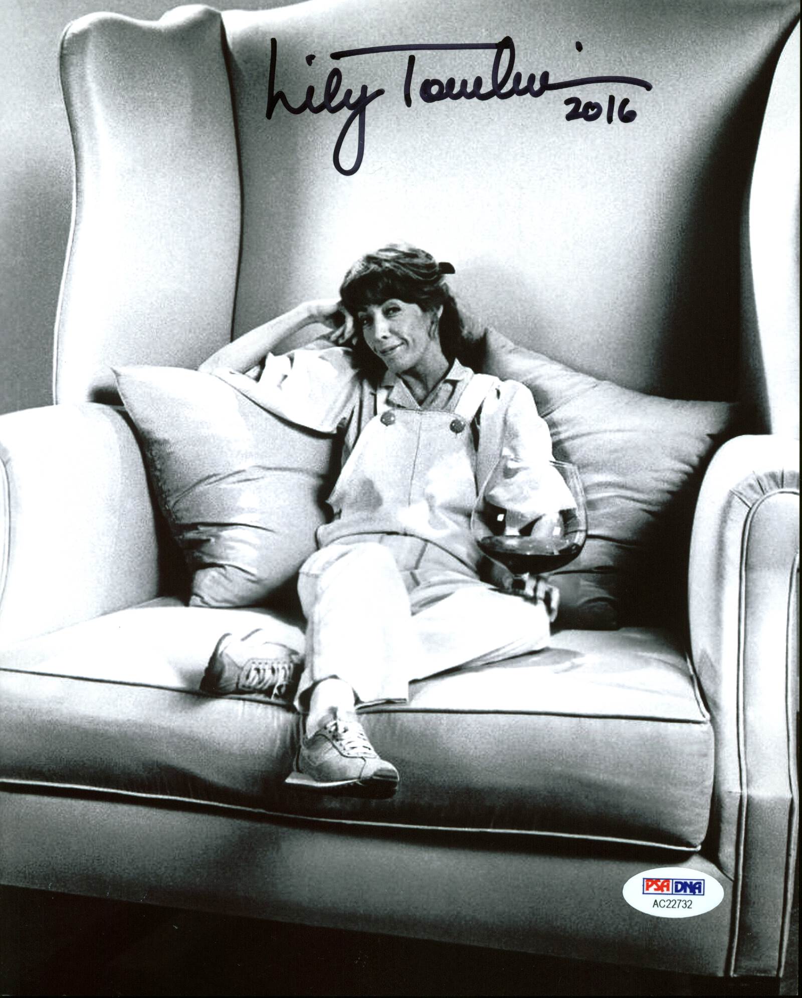 Lily Tomlin Authentic Signed 8X10 Photo Autographed PSA/DNA #AC22732