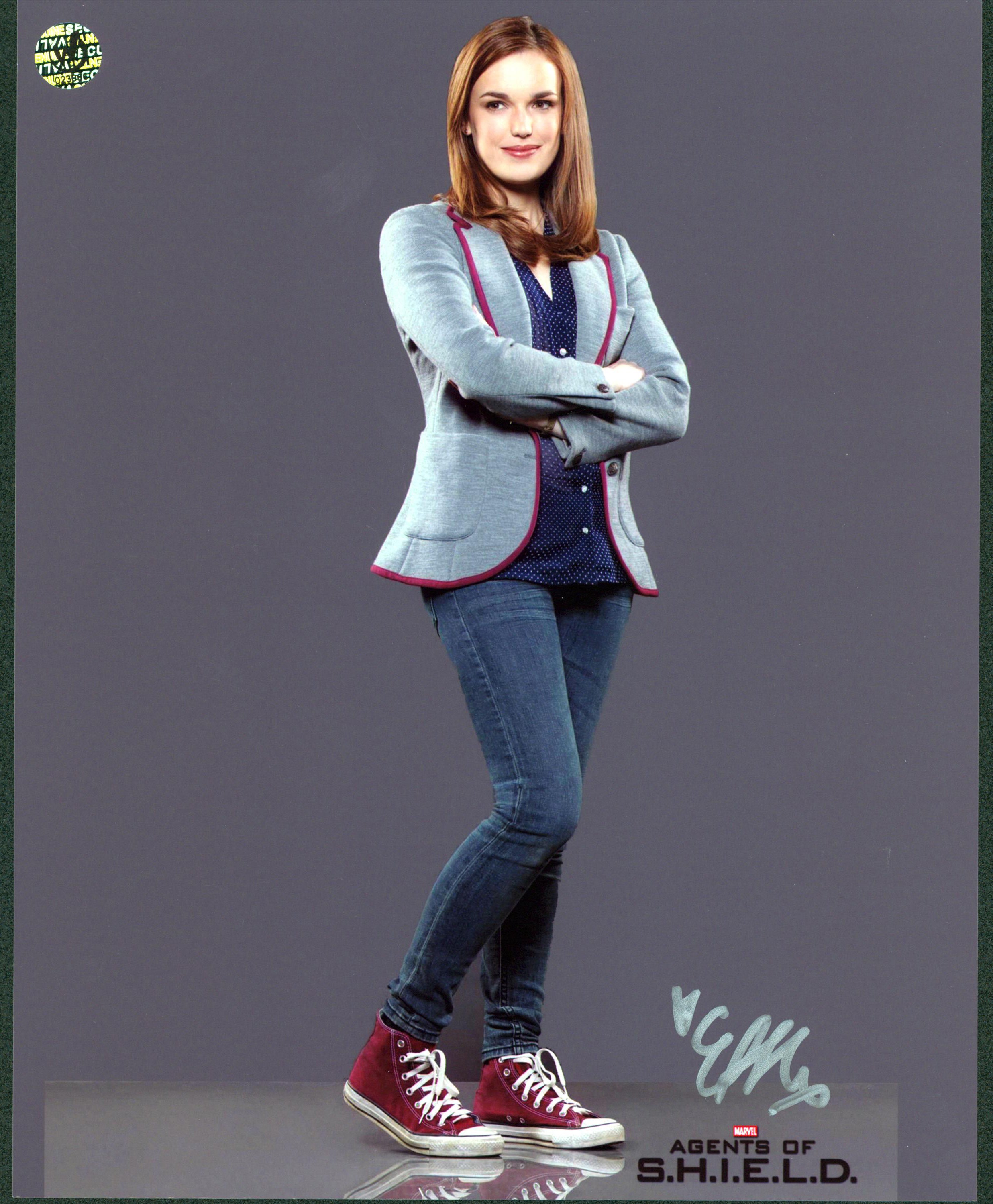 Elizabeth Henstridge Marvel's Agents of SHIELD Signed 8x10 Photo Wizard World 13