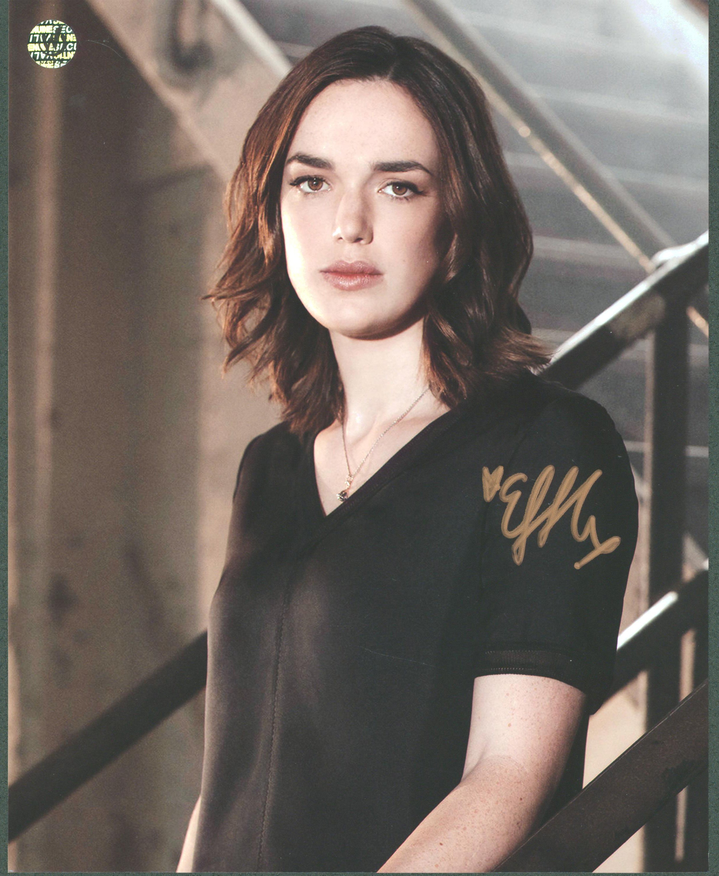 Elizabeth Henstridge Marvel's Agents of SHIELD Signed 8x10 Photo Wizard World 14