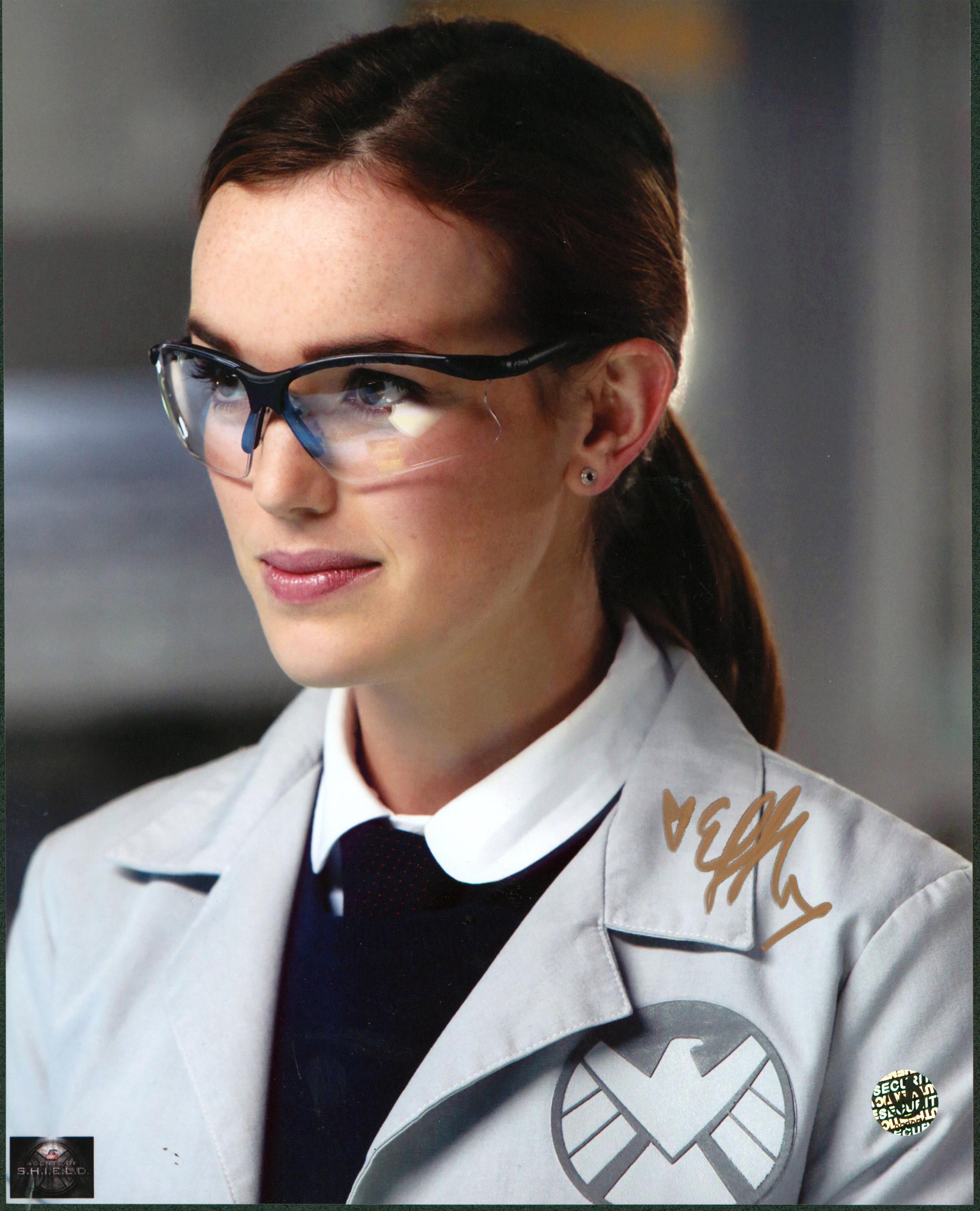 Elizabeth Henstridge Marvel's Agents of SHIELD Signed 8x10 Photo Wizard World 1