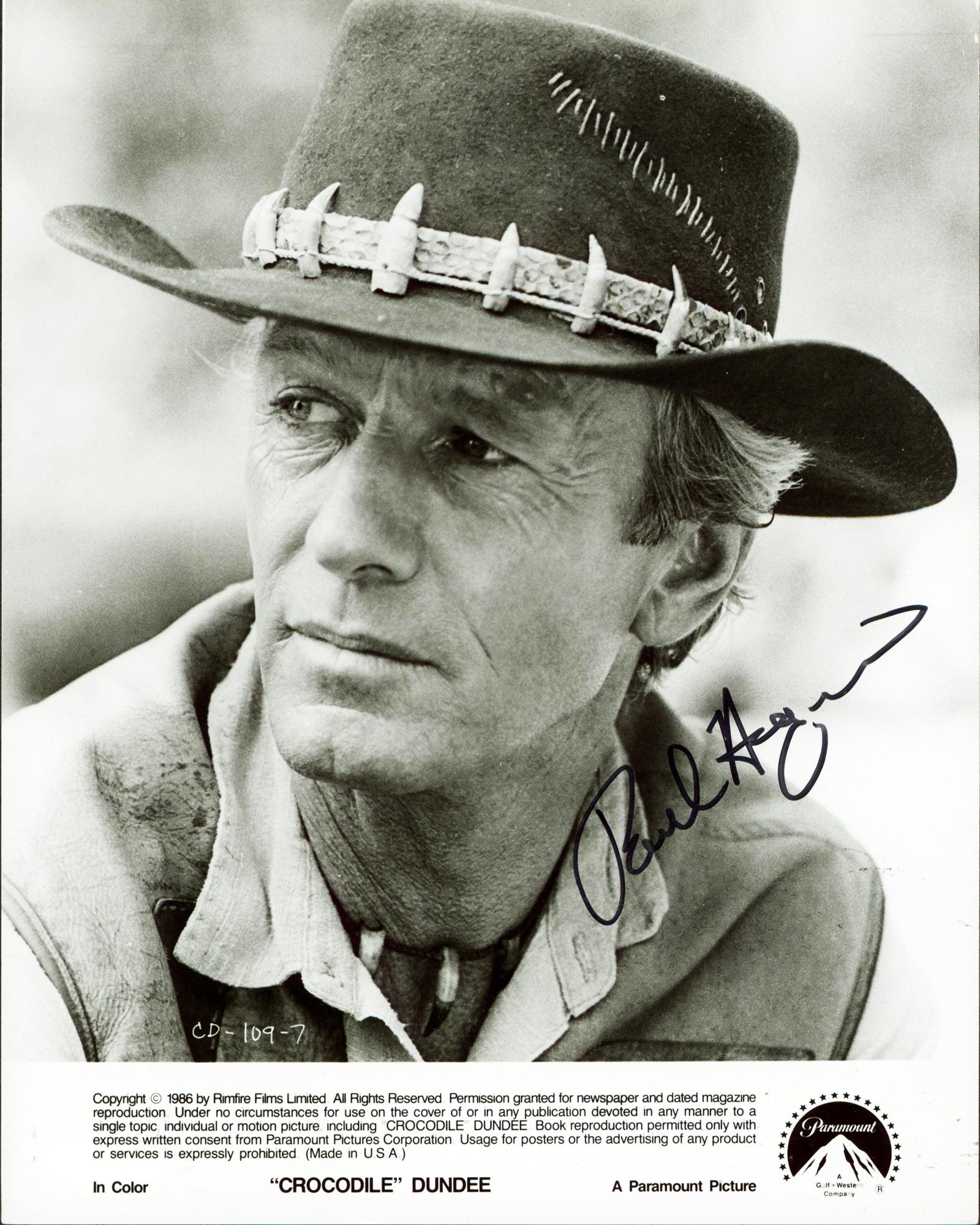 Paul Hogan Crocodile Dundee Signed 8x10 Black & White Photo JSA #AR36694