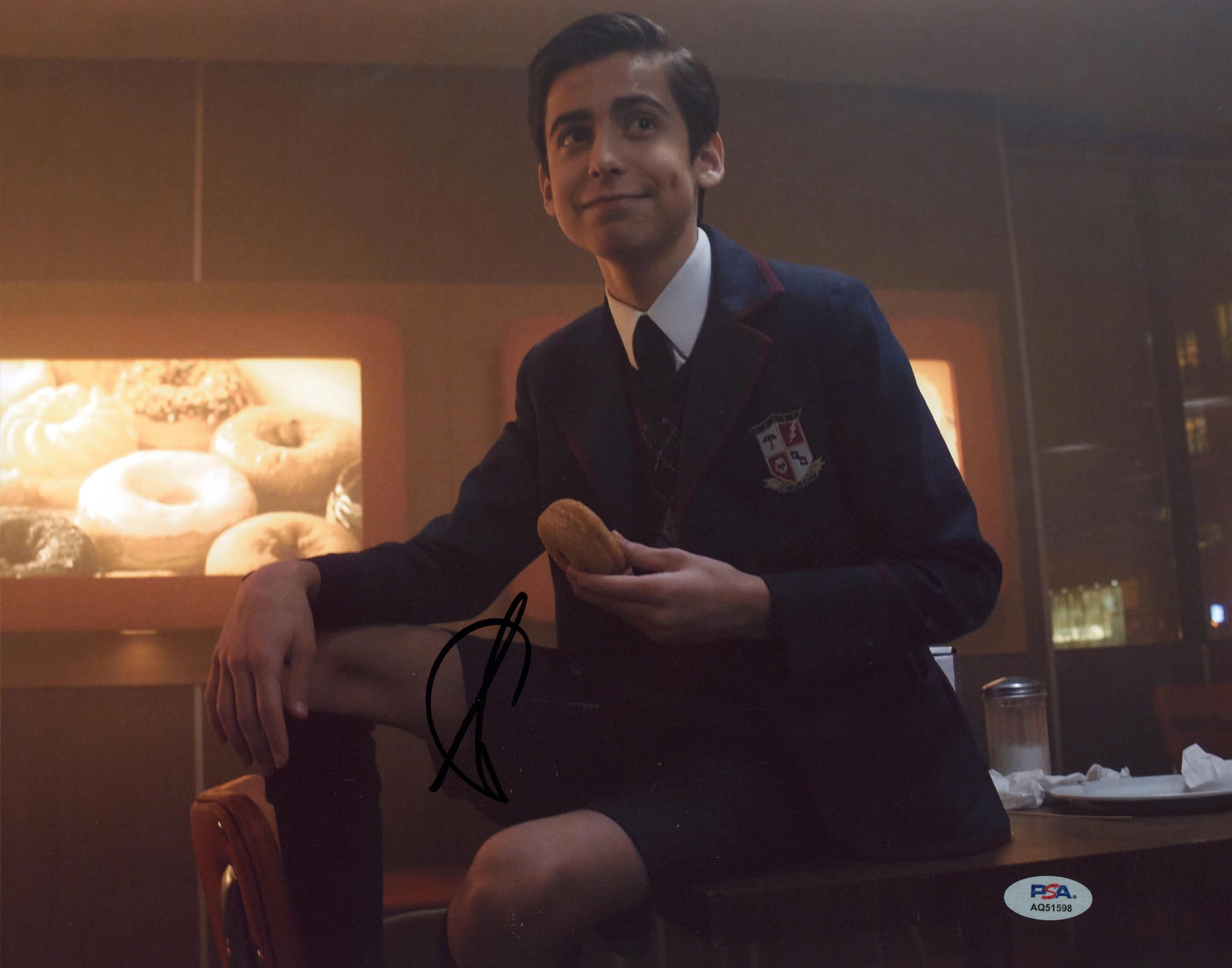 Aidan Gallagher The Umbrella Academy Signed 11x14 Photo PSA/DNA #AQ51598