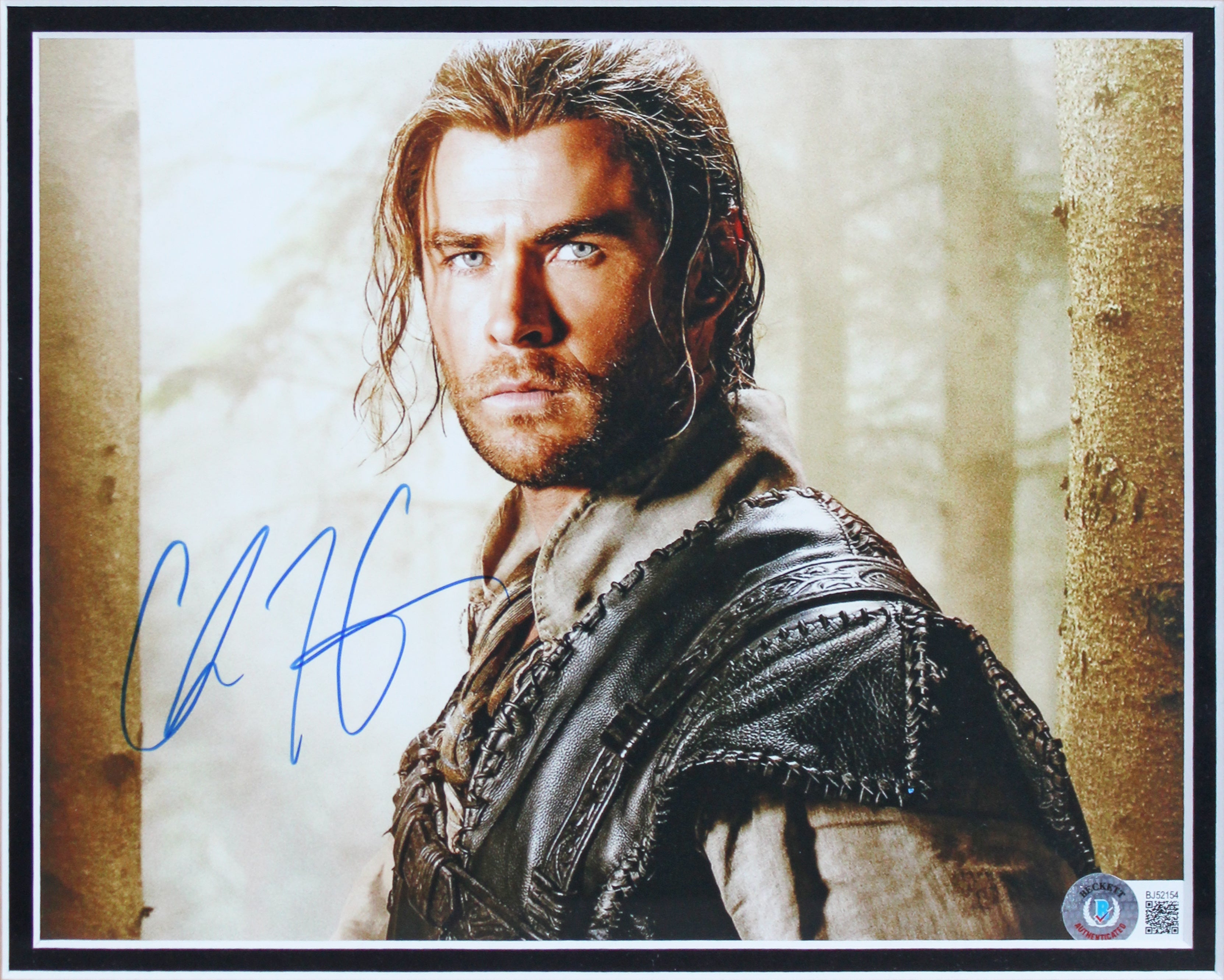 Chris Hemsworth The Huntsman: Winter's War Signed 8x10 Framed Photo BAS #BJ52154