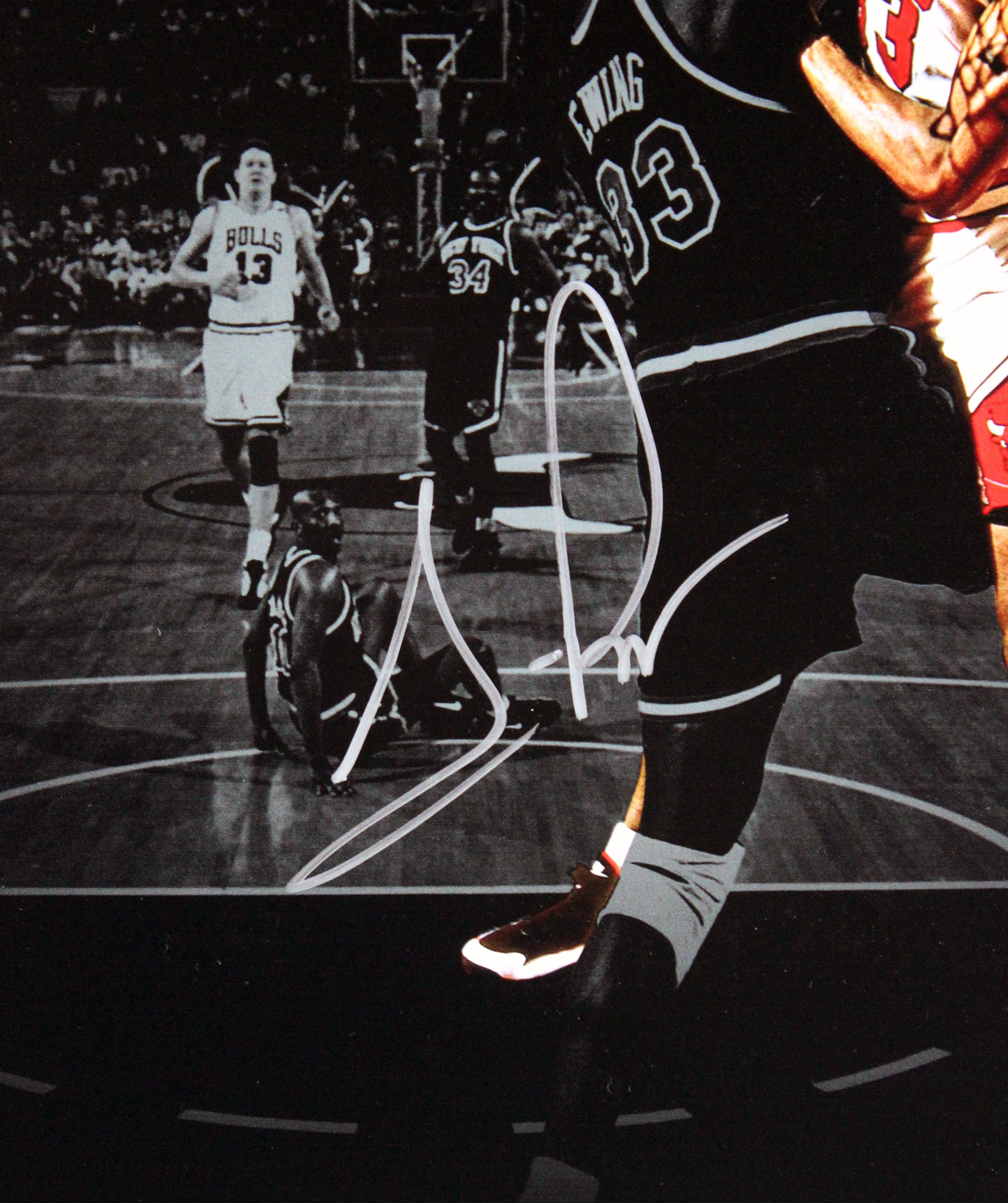 BullsVertical Spotlight Photo Fanatics Scottie Pippen Authentic Signed 16x20
