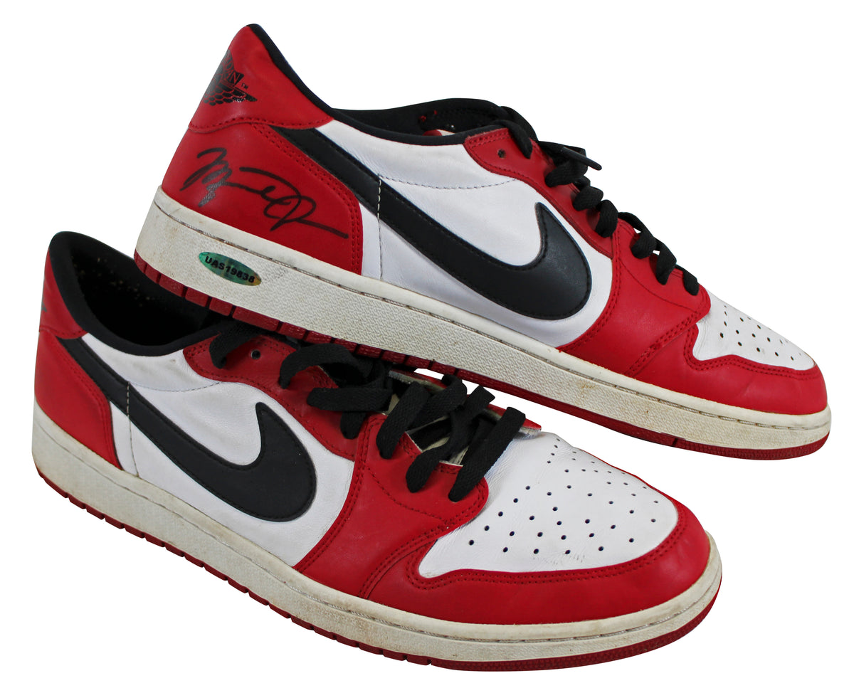 Bulls Michael Jordan Signed shoes Air Jordan I Retro OG Low UDA #UAS19838