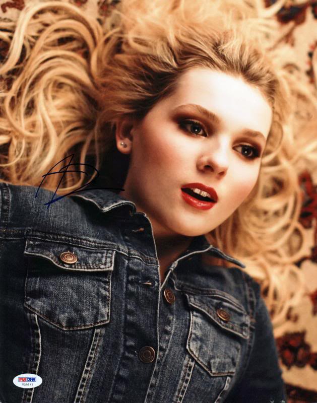 Abigail Breslin Signed Authentic 11X14 Photo Autographed PSA/DNA #V29161