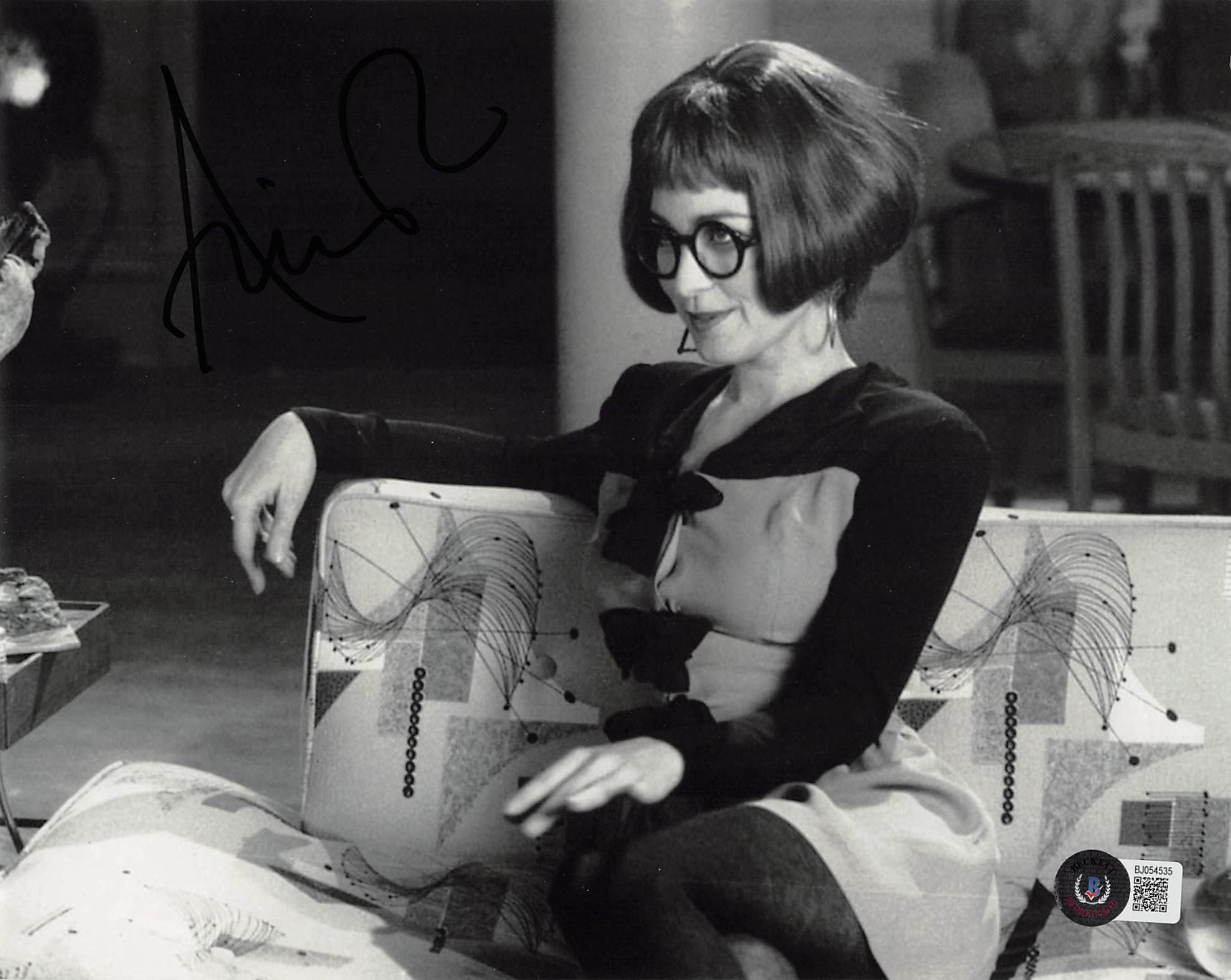Annie Potts Ghostbusters Signed 8x10 Horizontal Photo w/ Black Sig BAS 6