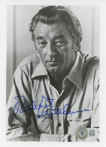 Robert Mitchum The Night of the Hunter Signed 5.25x7 Photo BAS #BK43365
