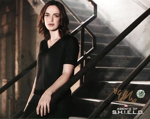 Elizabeth Henstridge Marvel's Agents of SHIELD Signed 8x10 Photo Wizard World 4