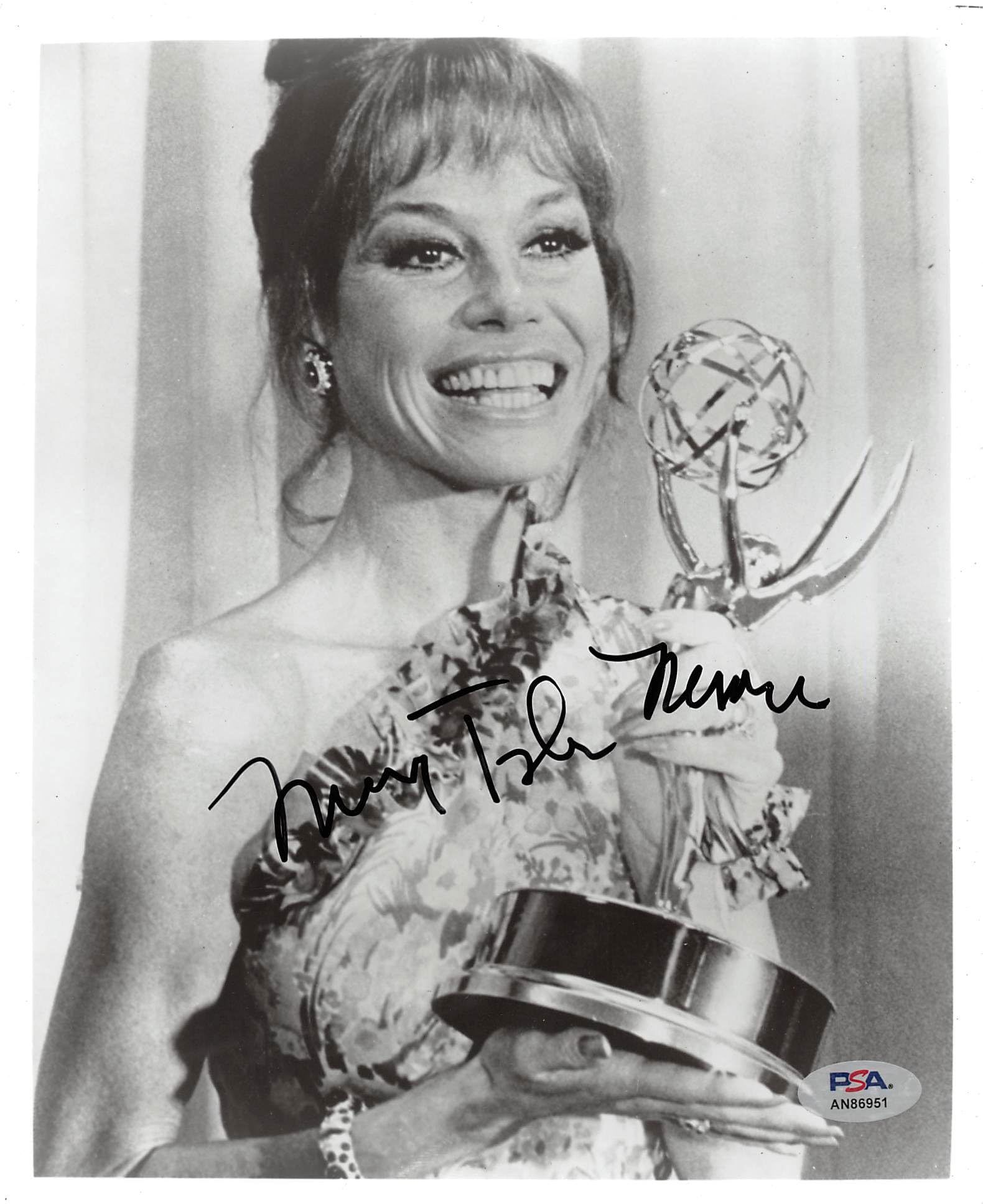Mary Tyler Moore Authentic Signed 8x10 Photo Autographed PSA/DNA #AN86951