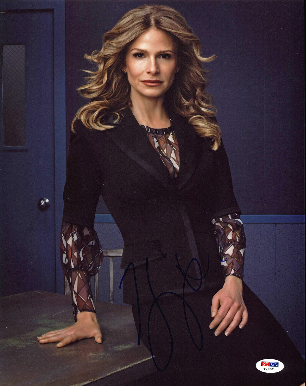 Kyra Sedgwick The Closer Signed Authentic 11X14 Photo PSA/DNA #T76201