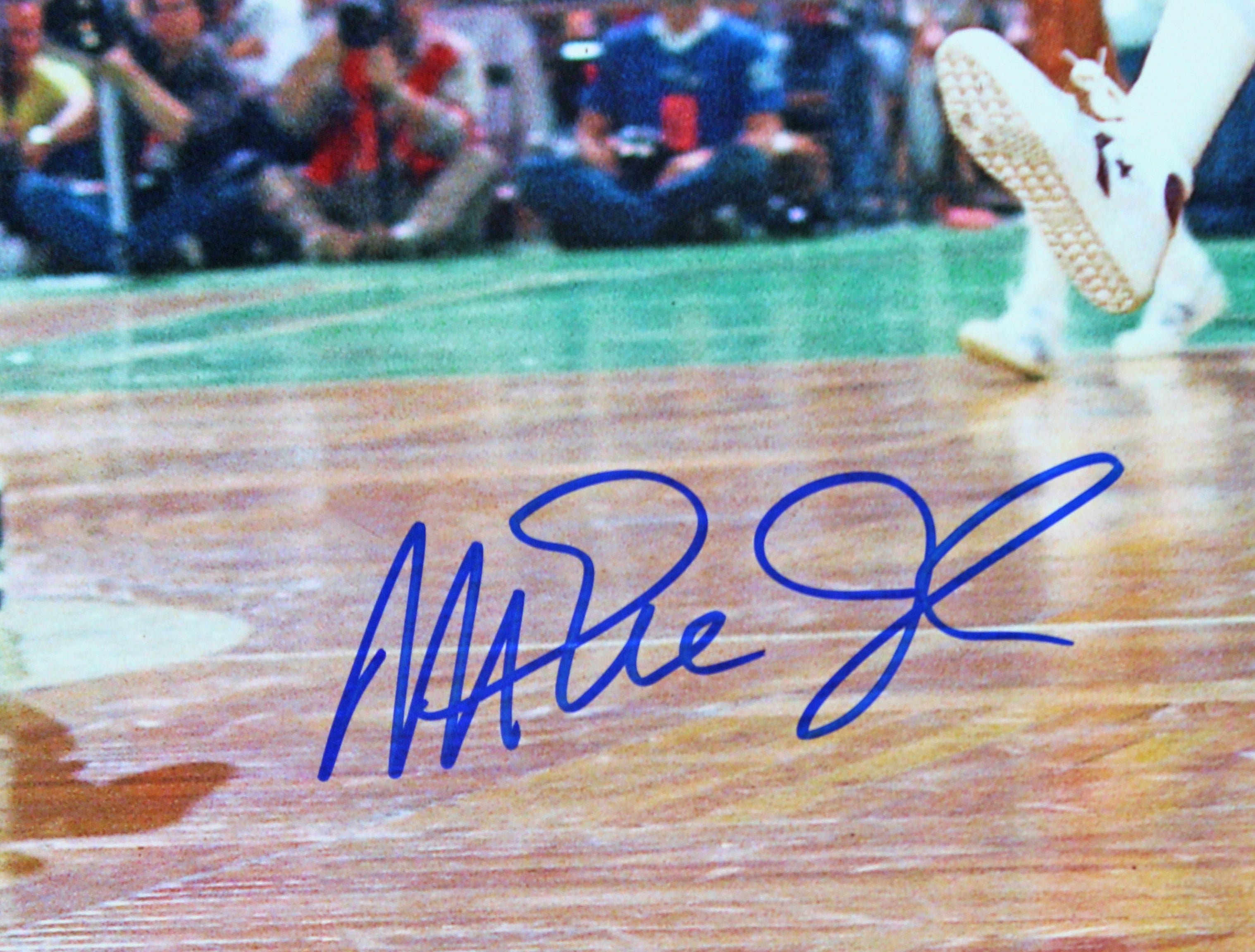 Lakers Magic Johnson Signed 16x20 Horizontal Jump Pass Photo BAS Witnessed