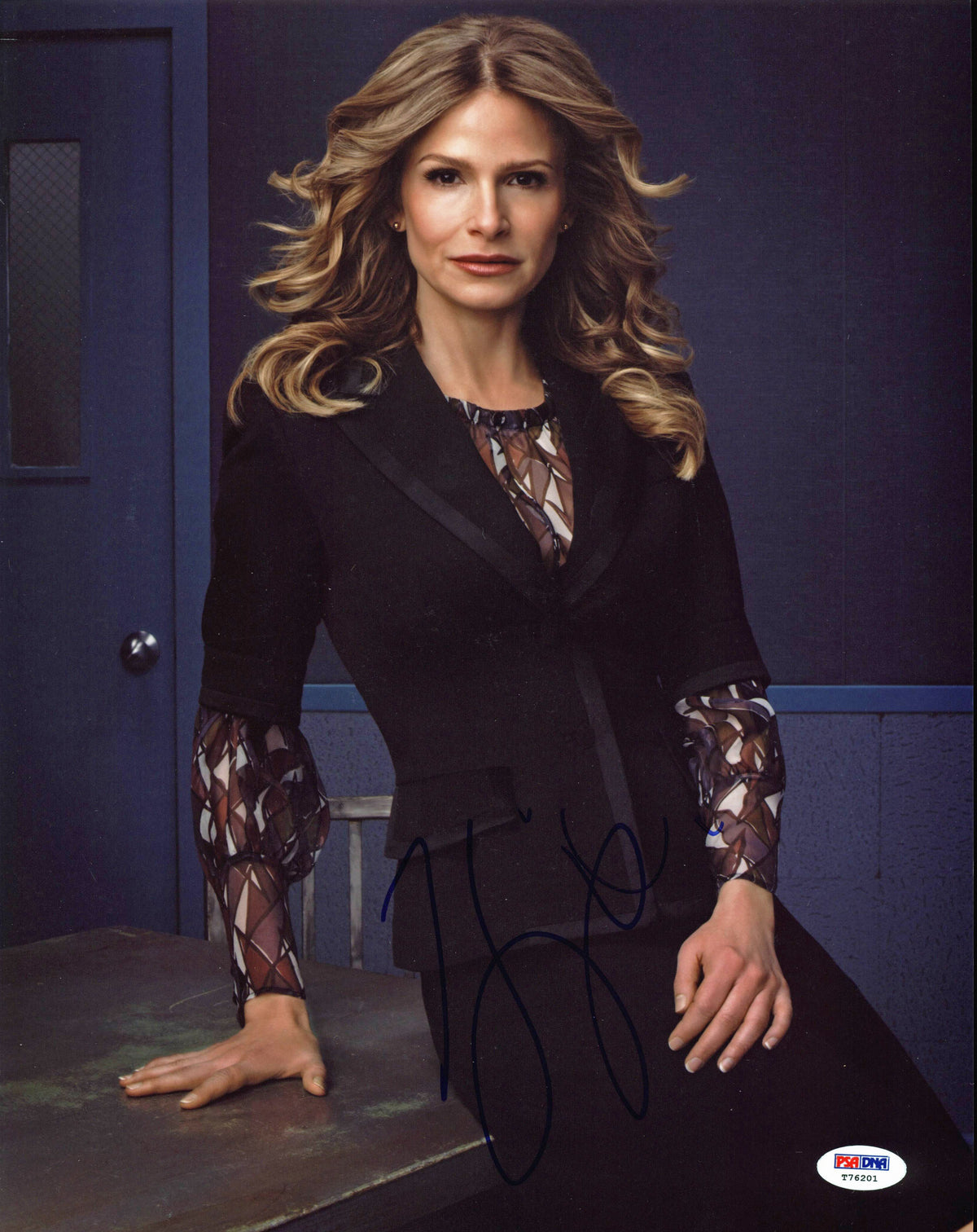 Kyra Sedgwick The Closer Signed Authentic 11X14 Photo PSA/DNA #T76201