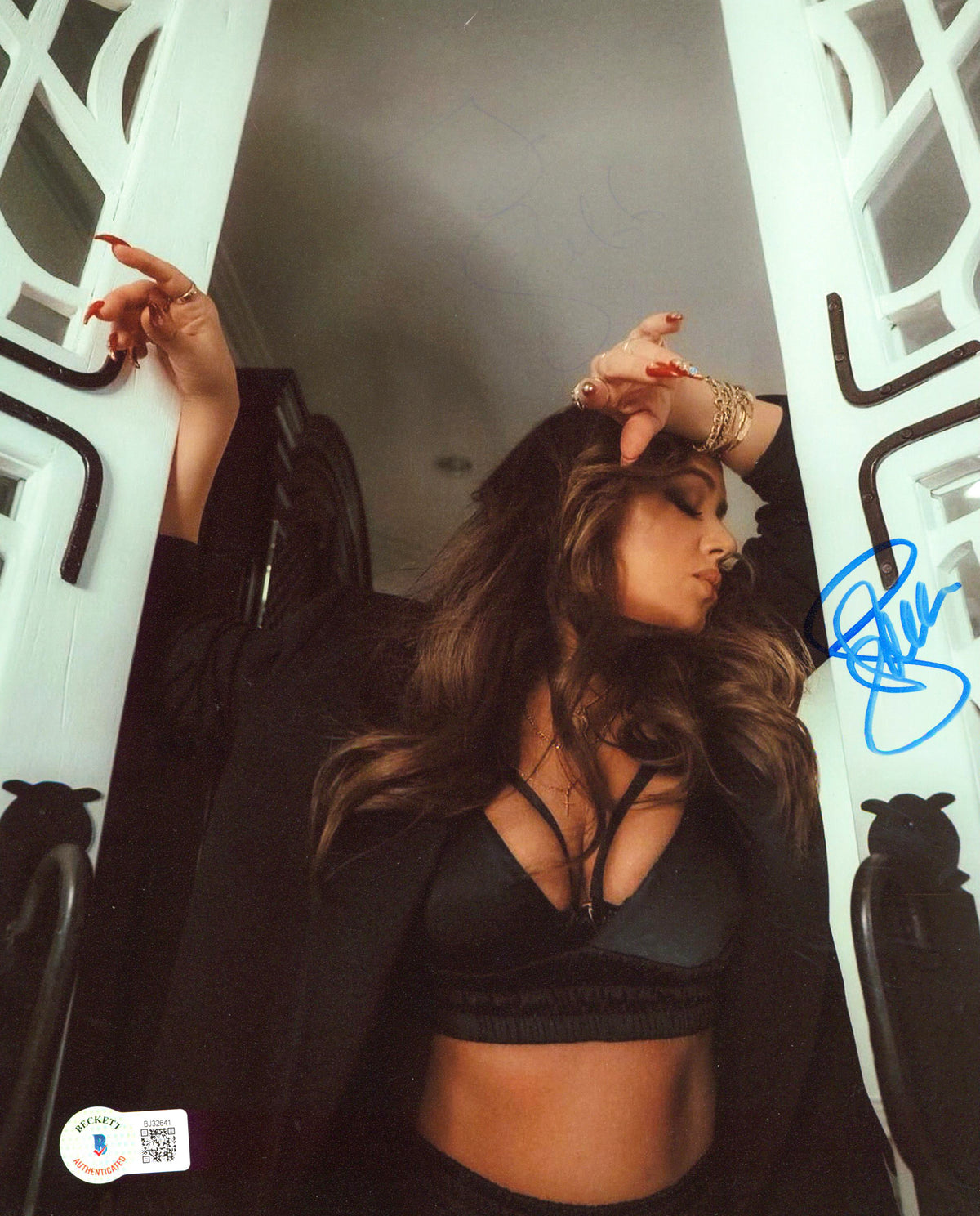 Leah Remini The King Of Queens Authentic Signed 8x10 Photo BAS #BJ32641