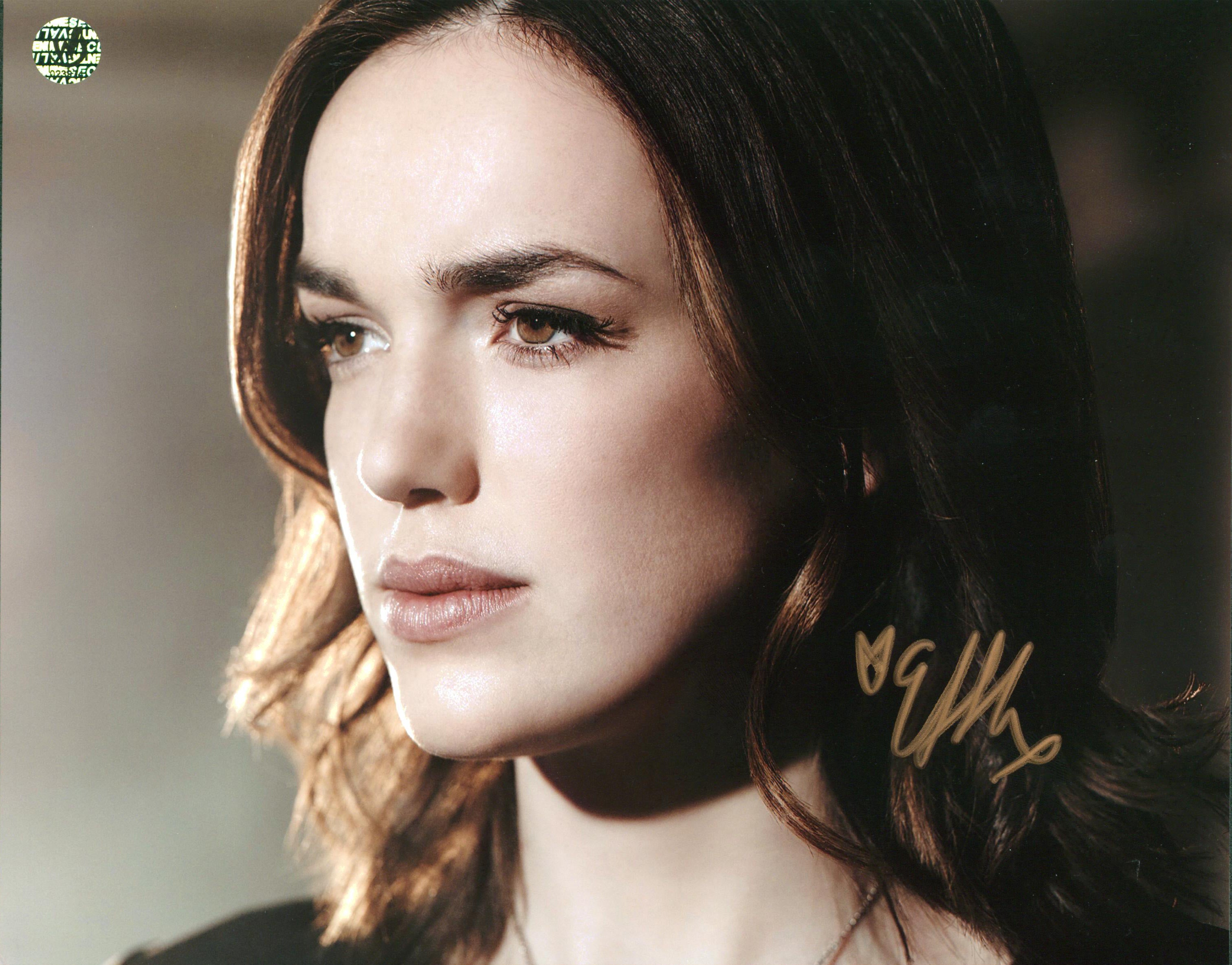Elizabeth Henstridge Marvel's Agents of SHIELD Signed 8x10 Photo Wizard World 7